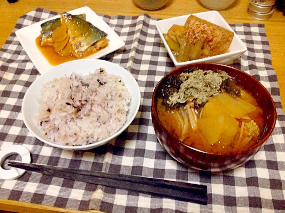 晩ごはん★鯖の味噌煮、ふきと厚揚げの煮物、赤だしのみそ汁、十五穀ごはん|ハルさん