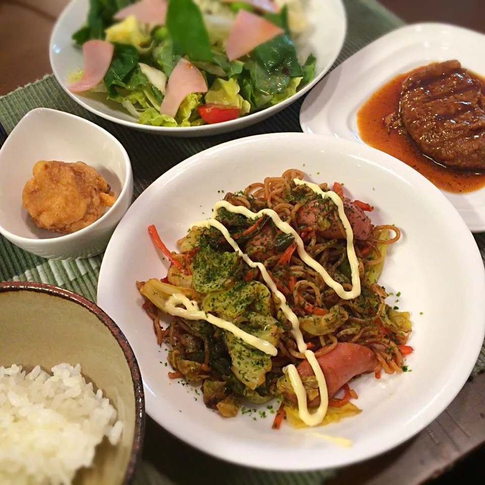 Snapdishの料理写真:焼きそば ハンバーグ ハムサラダ 唐揚げ|さるさん