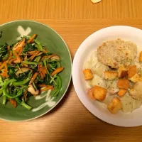 Snapdishの料理写真:ザク切りクレソンと人参、しいたけのにんにく醤油。クリームシチュー。里芋とチーズのコロッケとクルトン乗せた。|しんたまりさん