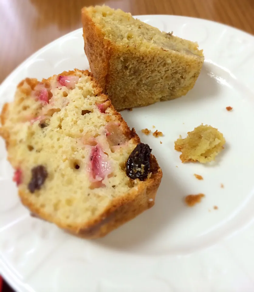 Snapdishの料理写真:気が合ってお互いパウンドケーキ😅  🍓AND🍌|はやちんさん