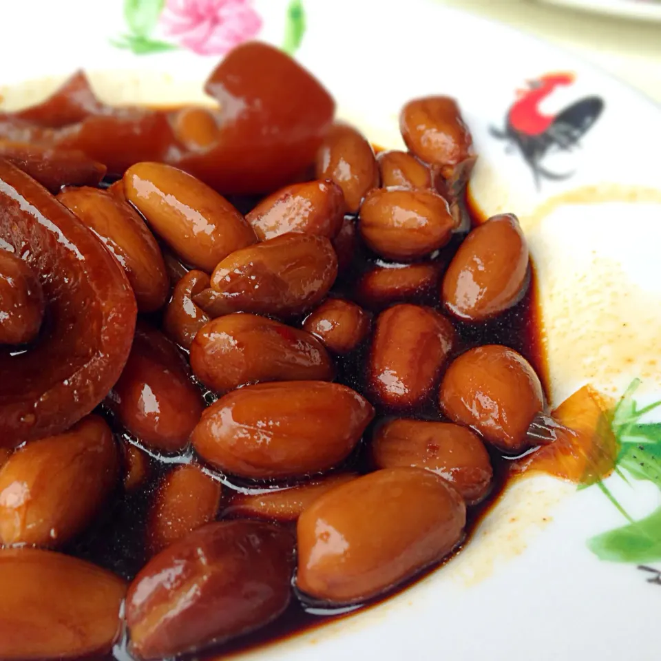 Snapdishの料理写真:Braised peanuts with pig skin|willzさん