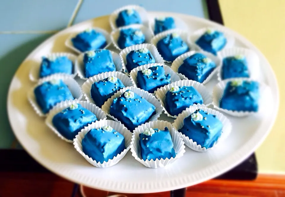 Brownies coated with blue chocolate 👌|Kae Geronimoさん