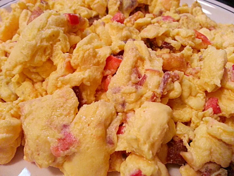 Snapdishの料理写真:Southwestern style egg beaters, bacon, and grated Gjetost.|matt Tobiassenさん