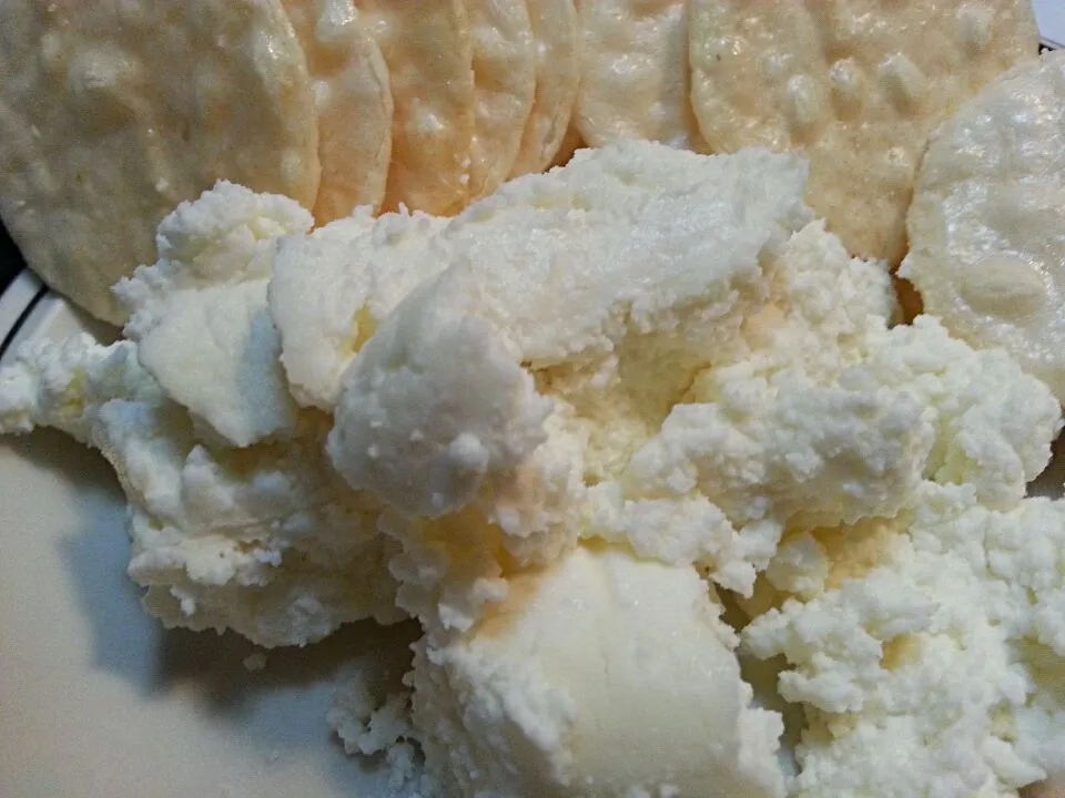 Fresh homemade farmer cheese with rice crackers.|matt Tobiassenさん