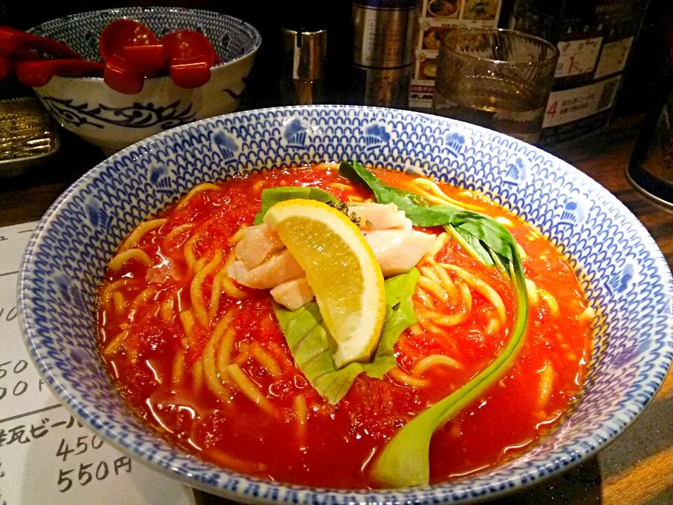 Snapdishの料理写真:東京煮干屋本舗のトマトラーメン、780円。
大盛りサービスの、トマト味に煮干し味か混ざったラーメンでした。
でも、トマト味の方が強かったですので、煮干し味はあまり感じませんでした。
リコピンを摂りたい時に食べたい、煮干しラーメンです。
(o＾・＾o)|東京ライオンズさん