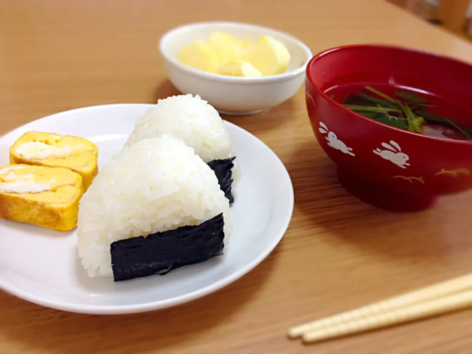 【1人暮らしの朝☀️ごはん】キヨシュンさんの料理 おにたまプレート|たきゃたさん