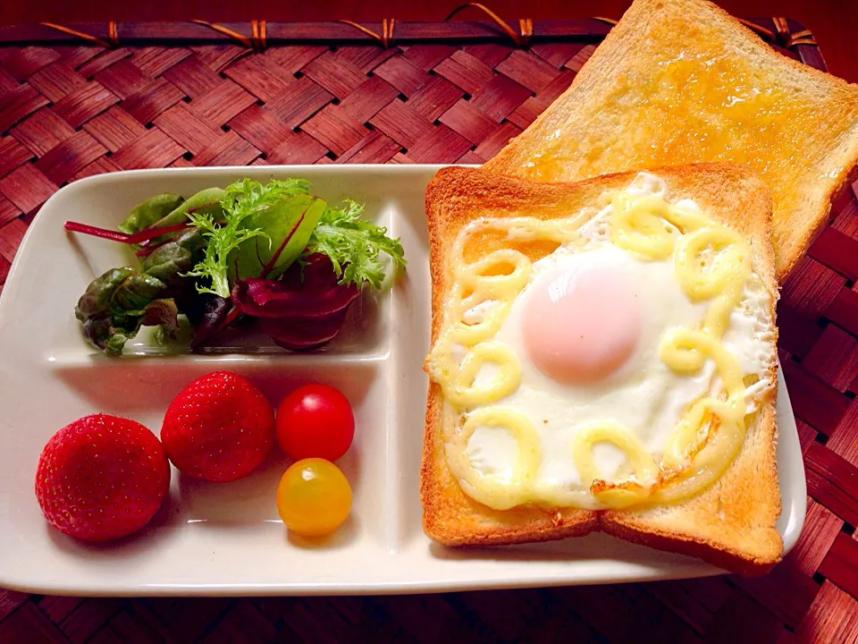 Fried egg toast🌸目玉焼きトースト|🌈Ami🍻さん