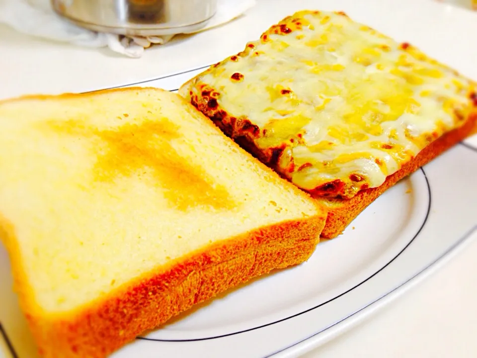 右→普通のトースト 左→マヨ納豆トースト♡|Yuuka Satoさん