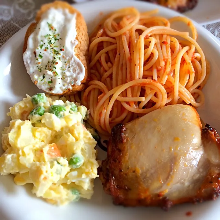 Macarrão , falsa maionese , frango frito sem óleo e sem pele , torrada integral com creme de ricota e ervas 😋☺️😍❤️🍴🍗🍝🍞|Hérica Yamasumiさん