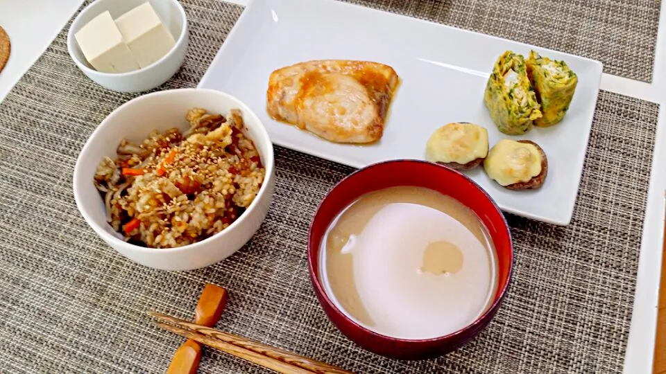 Snapdishの料理写真:今日の昼食 かじきまぐろの塩麹焼き、青のりと桜えびの卵焼き、椎茸の味噌チーズ焼き、冷奴、舞茸の炊き込みごはん、じゃがいもの味噌汁|pinknari🐰🌈さん