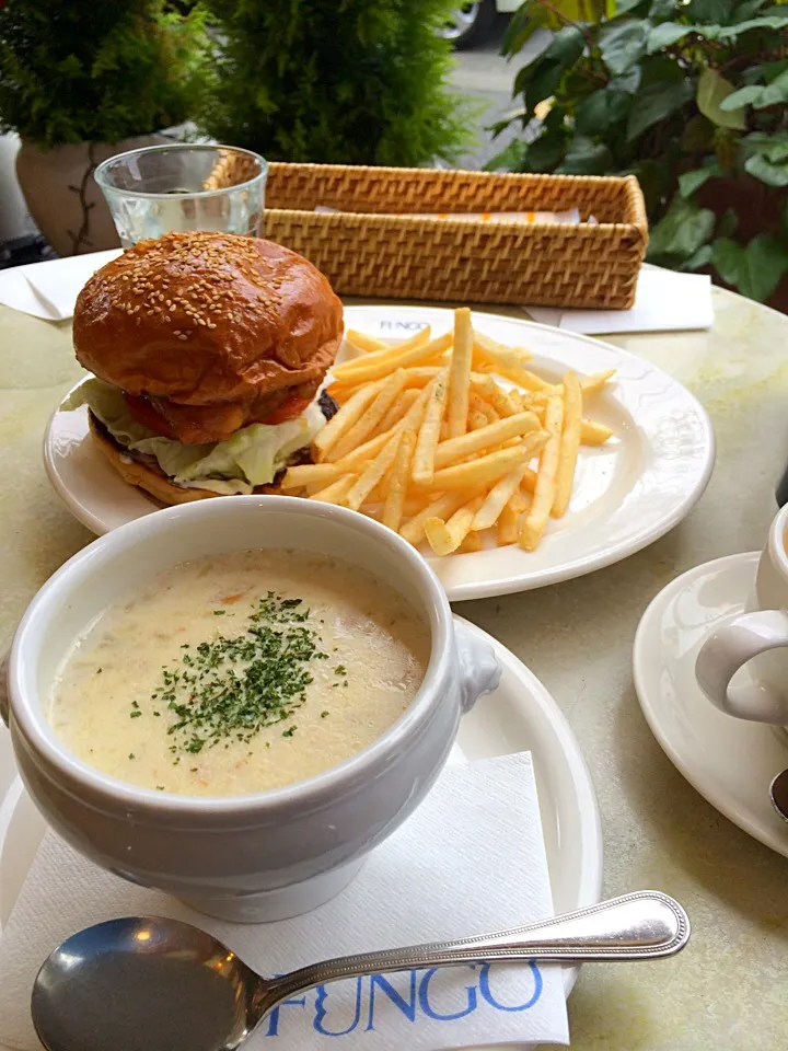 照り焼きバーガーとクラムチャウダーです。|Hideさん