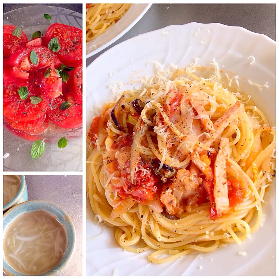 パスタで作る奄美の油ぞうめん  あまりものを全部炒めてパスタとからめて…  考え方は、そうめんチャンプルだけど、チーズを削ればなんとなくカッコが…ついてるのかな（笑）  トマトサラダとＫＹＳ、冷蔵庫の中スッキリ☆|honeyhunterさん