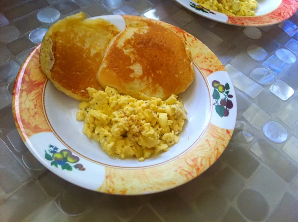 Pancake and scrambled egg|Thammaporn Paemさん