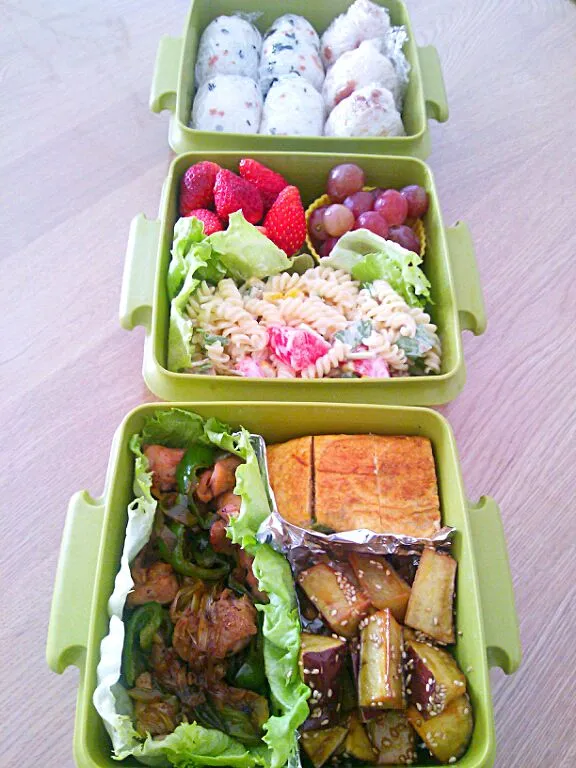 ☆花見用に作ったら、父子でお祭り行ってた(￣▽￣;)不要になったお弁当。鶏葱ﾋﾟｰﾏﾝ照り焼き＊ｼﾗｽ葱卵焼き＊大学芋＊ﾏｶﾛﾆｻﾗﾀﾞ＊鮭若芽お握り＊梅ゴマお握り＊葡萄＊苺|ｼｮｺﾗさん