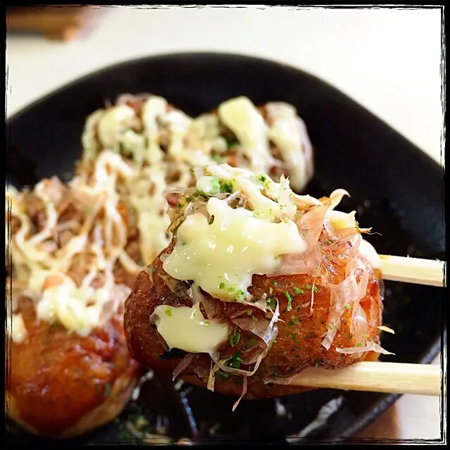 Snapdishの料理写真:道の駅徘徊中の…すじたこ焼きʕ-̼͡-ʔ🐙コーズ行きつけのたこ焼き屋ʕ-̼͡-ʔ七海さん大満足ʕ-̼͡-ʔ青海苔つけて無邪気に笑うコーズ…いとかわゆすʕ-̼͡-ʔ|七海さん