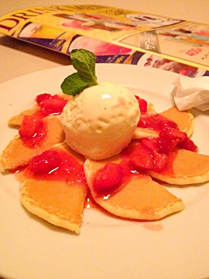 Snapdishの料理写真:Crape strawberry with vanila ice cream! :)|Mio Abeさん