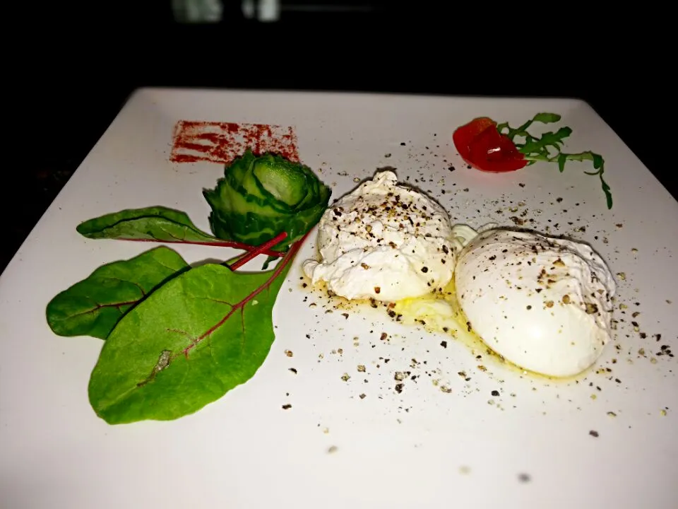 Eggs cooked in apple cider vinegar (poached eggs)|Matthew NLさん