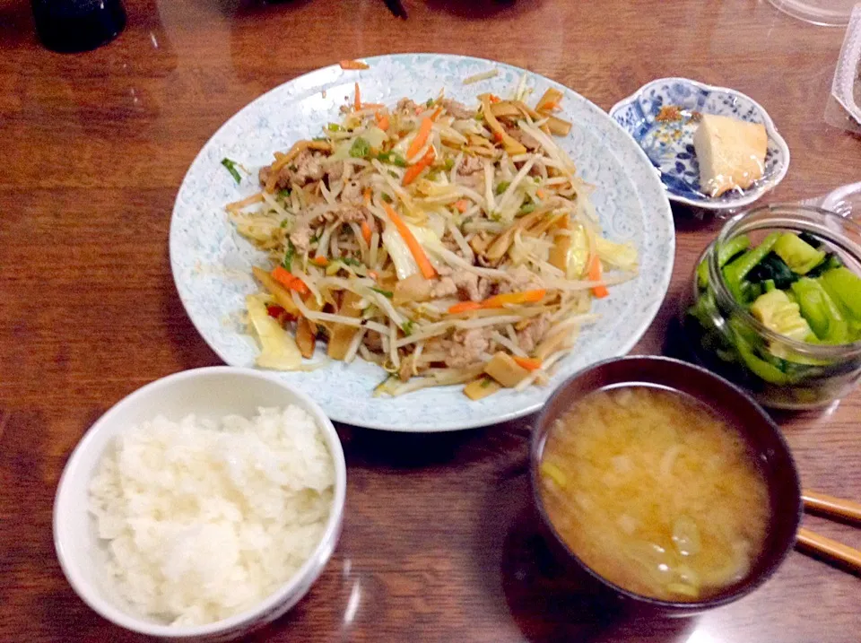 今日の晩ご飯。肉野菜炒め。大根とネギの味噌汁。|Eins1173さん