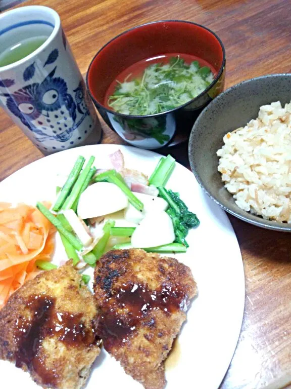 鶏ささみのチーズ挟み揚げ＆カブとベーコン＆ニンジンピロピロ♪なめたけ炊き込みご飯♪|はぎのつきさん