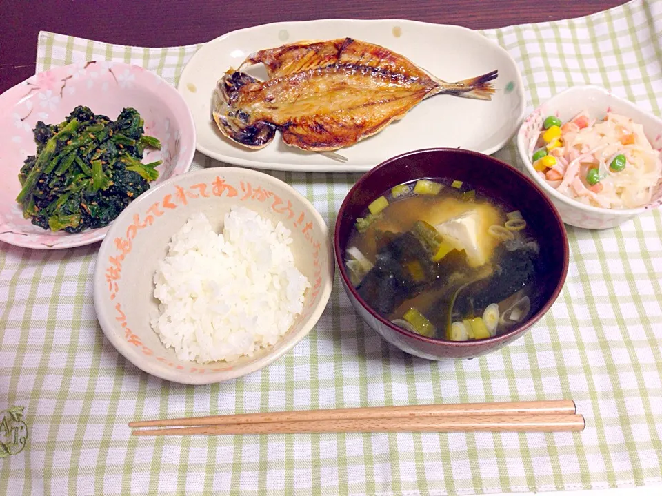 Snapdishの料理写真:ご飯、わかめと豆腐の味噌汁、鯵の干物焼き、ほうれん草の胡麻和え、マロニーサラダ|ちびいさん