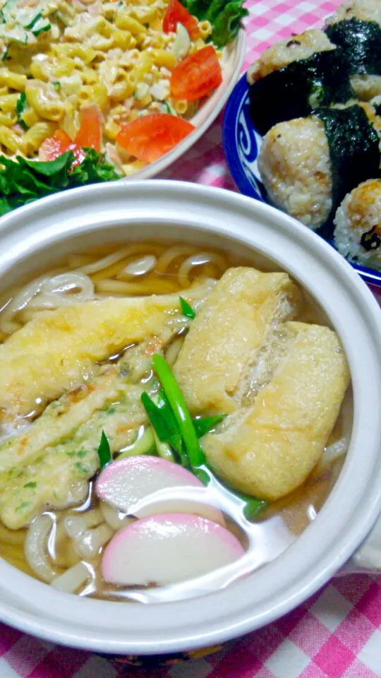 鍋焼うどん(いか天･ちくわ磯辺天･蒲鉾･油揚げ･青ねぎ)、俵むすび(天かす･塩昆布･鰹節)、マカロニサラダ(ハム･ツナ&コーン&キャロット･きゅうり･ゆで卵･新玉葱)|まあるさん