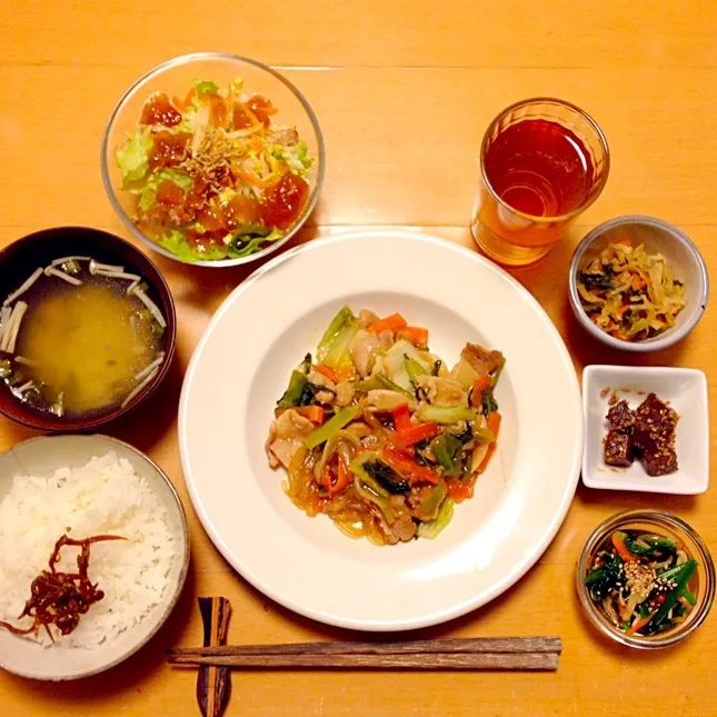 Snapdishの料理写真:豚バラと有機青葱のすき焼き風煮 法蓮草とエノキだけのお浸し コンニャク旨煮 菜の花の切り干し大根 サニーレタスと白菜のサラダ~手作り和風ジュレドレ~|中西 ツヨシさん