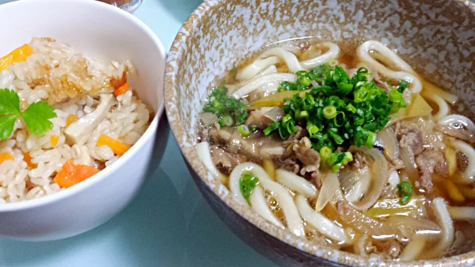 Snapdishの料理写真:簡単肉うどん　やきとり缶で炊き込みご飯|みいみさん