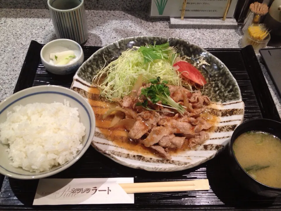 Snapdishの料理写真:生姜焼き定食|おてんき小僧さん