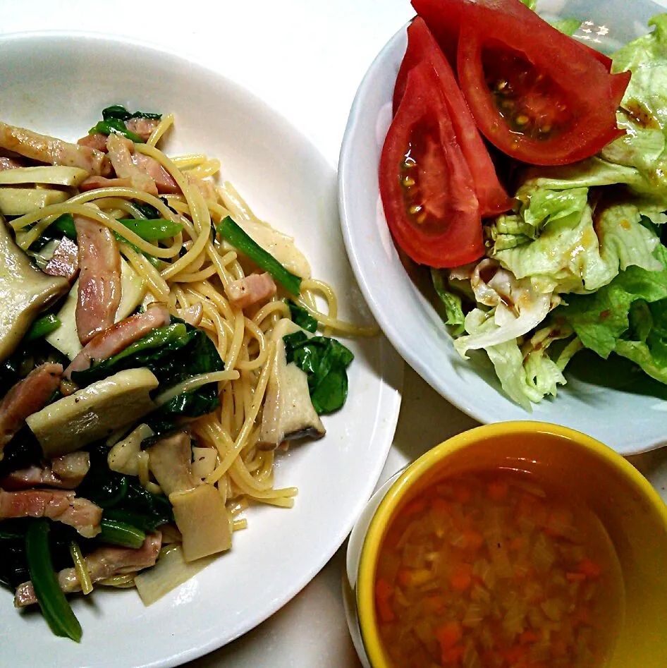 今日は、旦那が夜ご飯を作ってくれました♪
ベーコンとホウレン草とエリンギの和風スパゲティ、玉葱と人参とニンニクのコンソメスープ、トマトとレタスのサラダ(´∀`,,人)♥*.どれも美味しぃ～♡|Kashimanakitchenさん