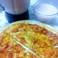 Snapdishの料理写真:Cheese pizza and strawberry milkshake. :)|Eunice Pacsiさん