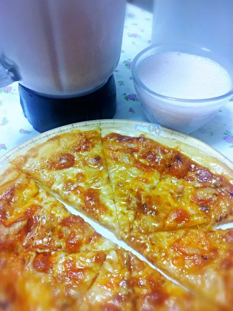 Cheese pizza and strawberry milkshake. :)|Eunice Pacsiさん