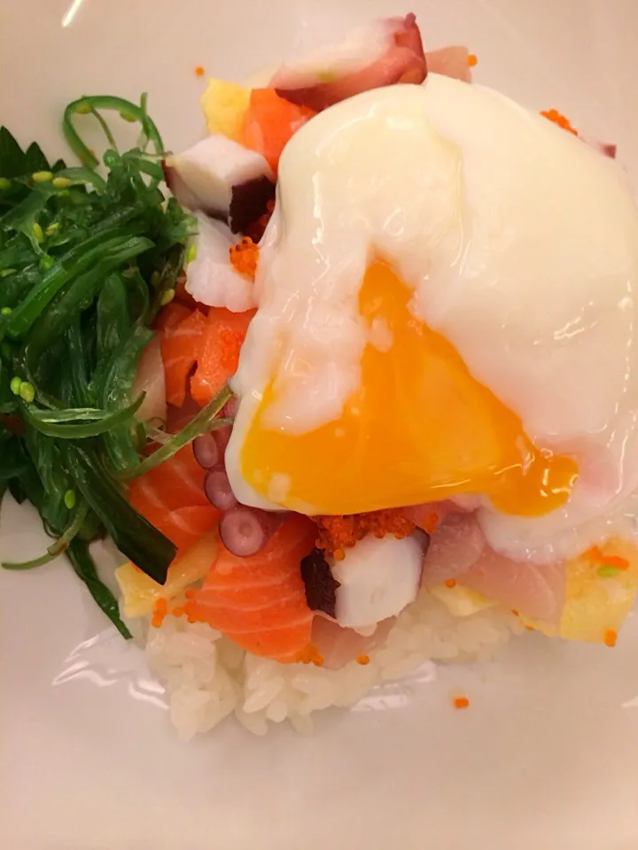 Snapdishの料理写真:Japanese rice with variety of raw fish and onsen egg on top (sushi don)|Peppermint Butlerさん