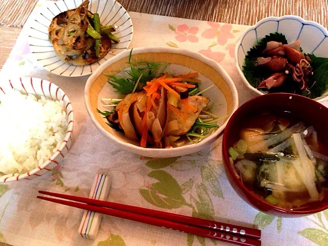 スズキの野菜あんかけ、蓮根とアスパラの味噌マヨ焼き、ほたるいか、大根とワカメの味噌汁|まろさん