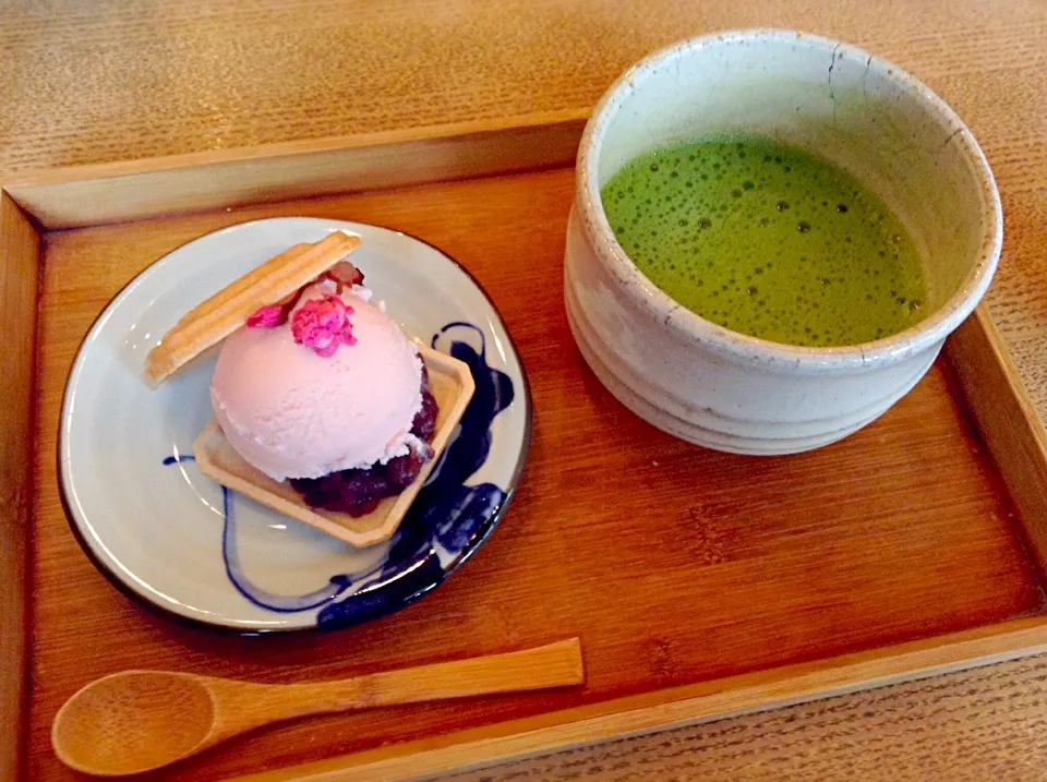 Snapdishの料理写真:桜もなか＆宇治抹茶|hirokakoyamaさん