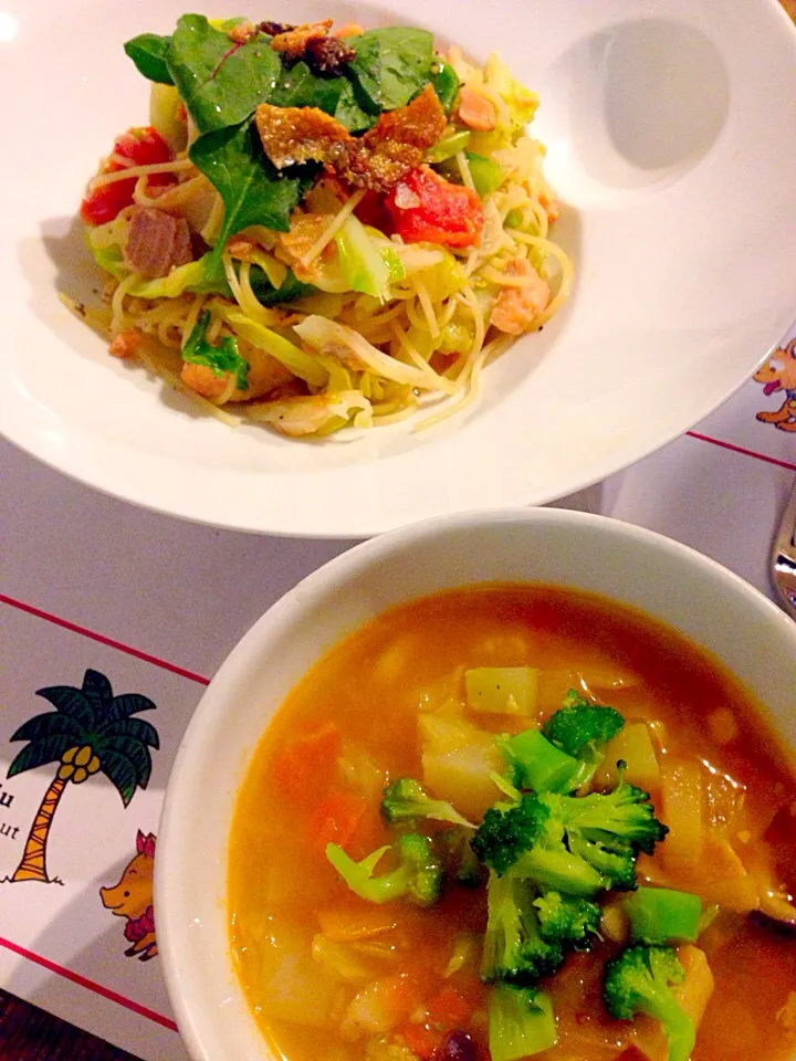 サーモンと春キャベツ、フルーツトマトの春色パスタ🍀たっぷり野菜とミックスビーンズのミネストローネ🍅|まみりんごさん