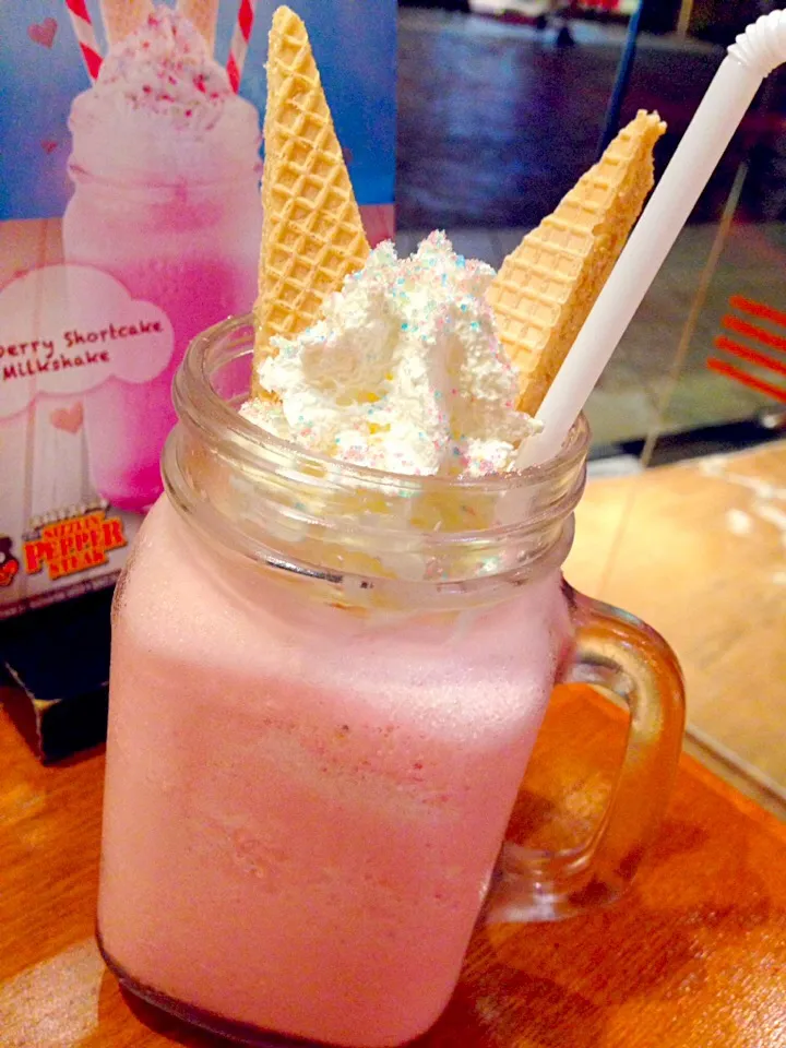 Snapdishの料理写真:Strawberry Shortcake Milkshake!|iamfem05さん