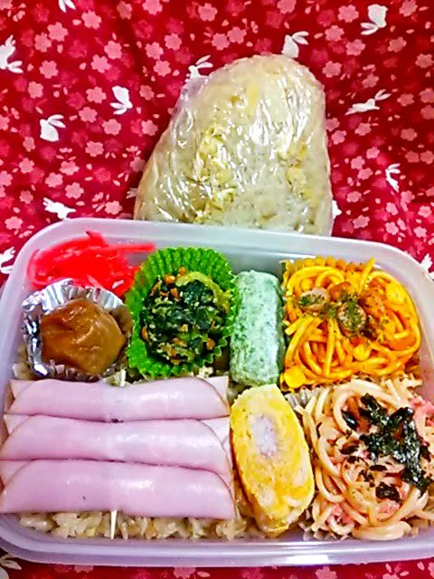 Snapdishの料理写真:筍ご飯＆パスタ弁当
筍ご飯おにぎり|猫田さん