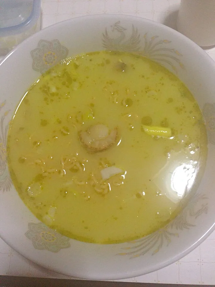 Snapdishの料理写真:即席麺じゃ。グリーンカレーヌードルにやみつき。ホタテ他入れてみた。|mikio murakamiさん