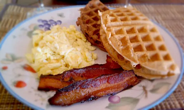 Snapdishの料理写真:scrambled eggs, waffles & smoked bacon|Jiraphon Gさん