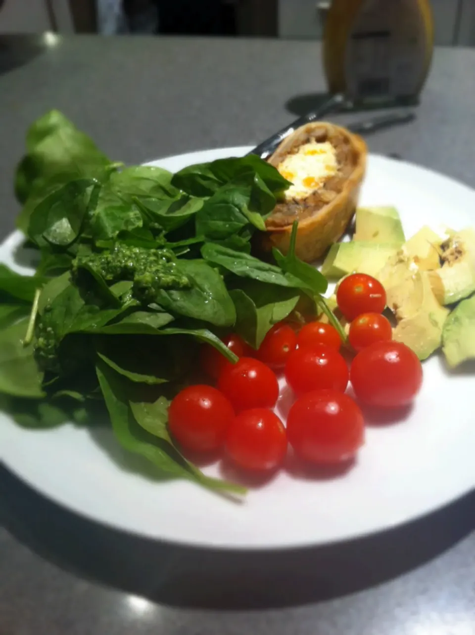 Vegetable Wellington with goats cheese.  Spinach, tomato and avocado on the side with home made pesto and balsamic|🍓Jolejo🍓さん