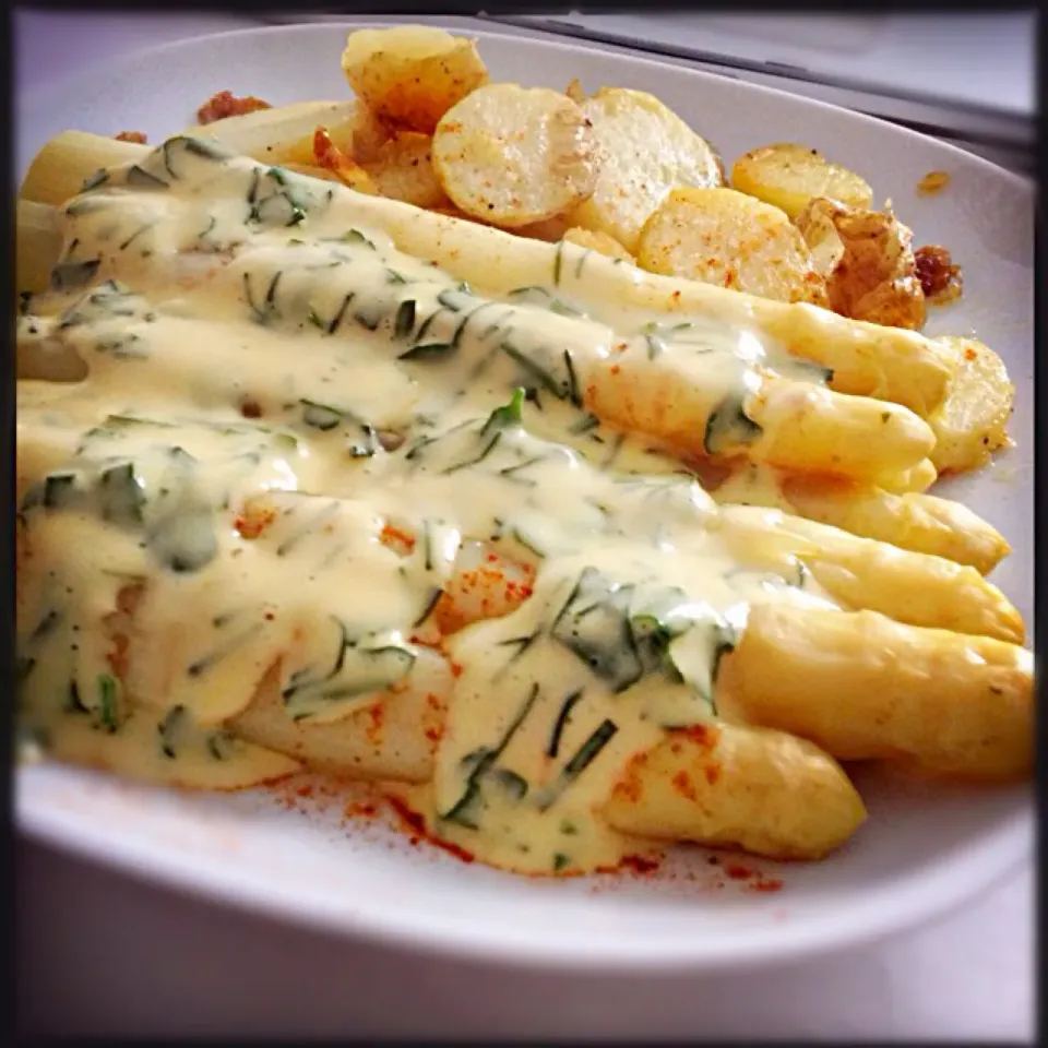 white asparagus with potato chips and sauce hollandaise|RebeccaH💟さん