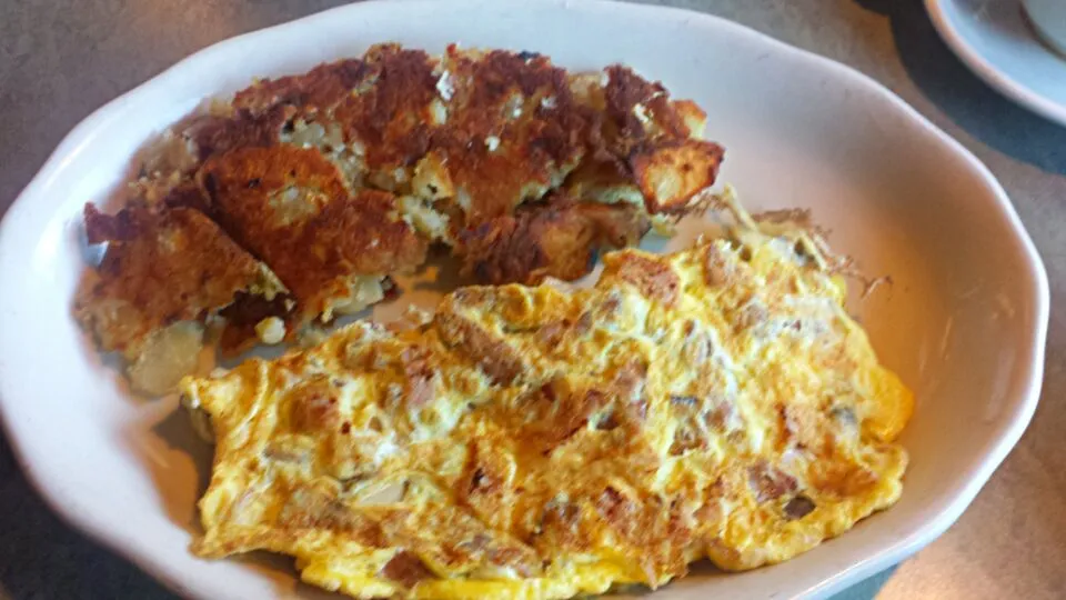 Court Omelette With Ham, Bacon, Mushrooms, and Cheese and Home Fries|Richard Stephen Torres Cañarteさん