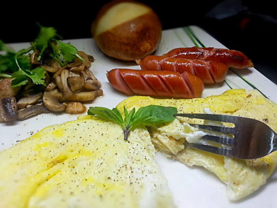 French cheese omelet, Kurobuta sausage & sauteed mushroom|charlesさん