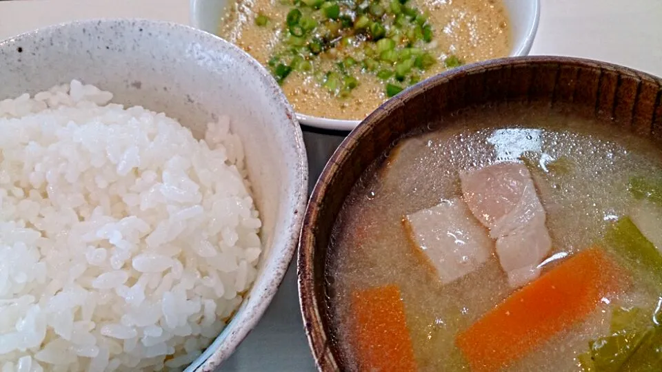 納豆卵ごはん、キャベツベーコン味噌汁|天野めぐみさん