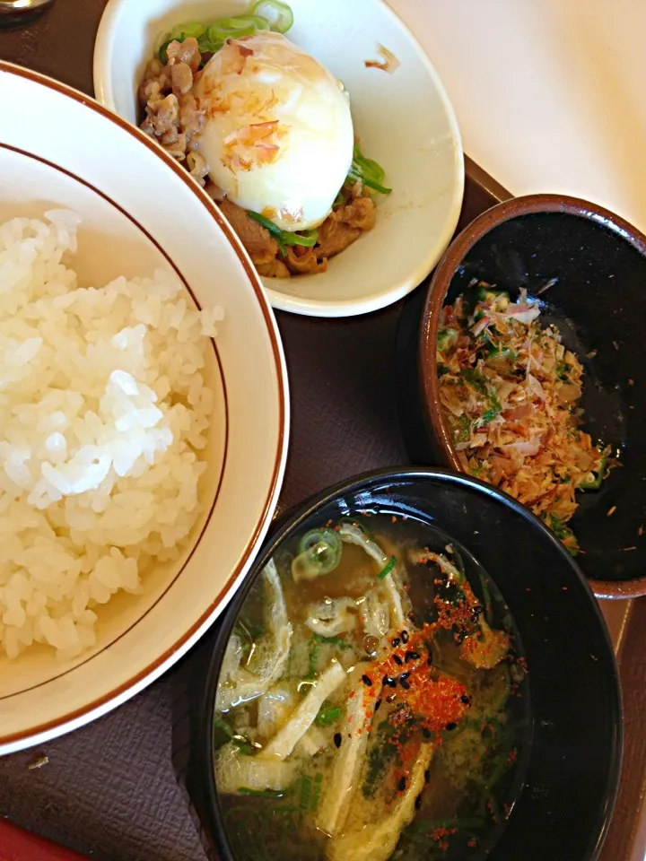 すき家のまぜのっけ朝食、、、工夫次第でバラエティあるものになるわ。|ハルさん