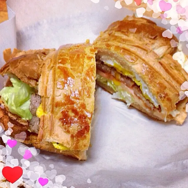 Sausage Fried Egg Croissant Sandwich|SnowConeさん