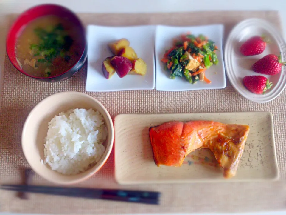 塩鮭 菜の花と厚揚げの辛子和え さつまいもの煮物 なめこと大根おろしの味噌汁 あまおう|にゃろめさん