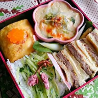 お花見弁当です。ローストビーフサンドイッチ、海老とほうれん草のミニグラタン、ミニオムライス、キュウリとプルコギビーフの押し寿司。押し寿司は、ホントは海苔巻きにする予定が、当日、海苔がないよ！ってことで変更(^-^) 屋台で焼き鳥とか買うので、ご飯ものばかりになりました。|けいこさん