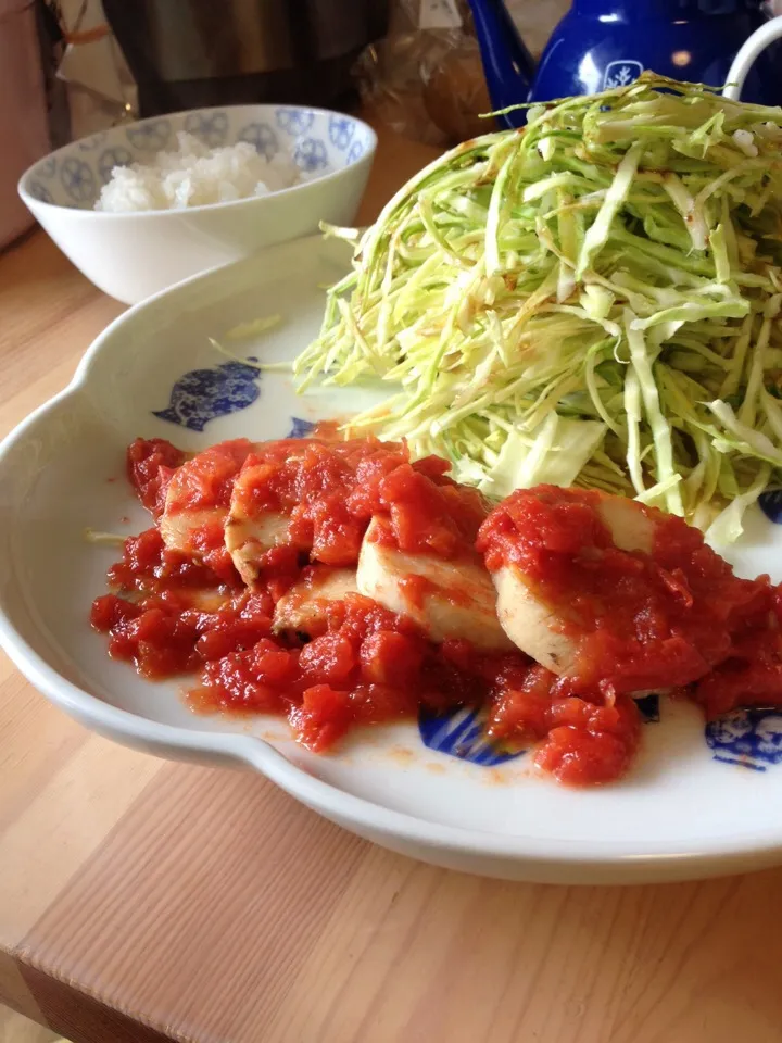 お家ランチ 〜鶏胸肉のハムde完熟トマト煮込み，バルサミコ酢の千切りキャベツ〜|なほこさん