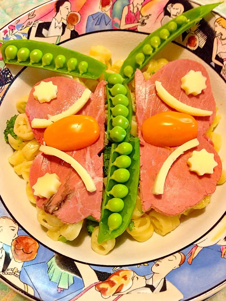 10 Minute Bento - Mac and cheese with broccoli topped with a peppered pastrami butterfly, fresh peas  mozzarella cheese and tomatoes|Cheryl Melnickさん